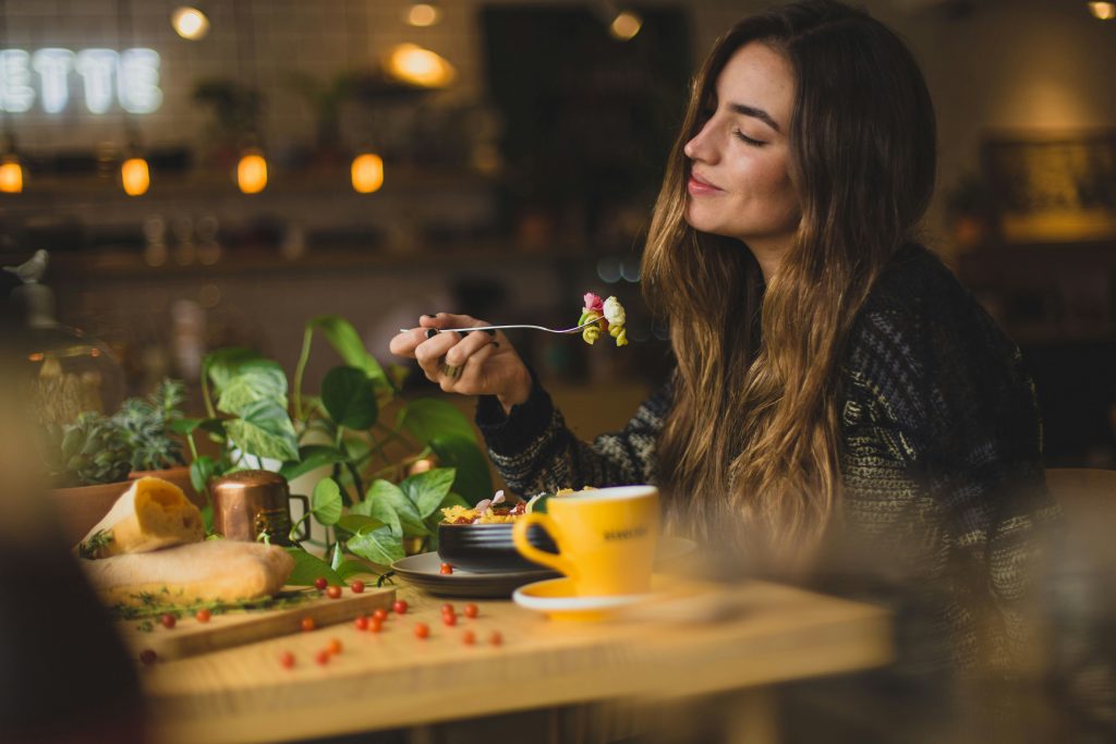 afbeelding van vrouw die aan het eten is tijdens het afvallen